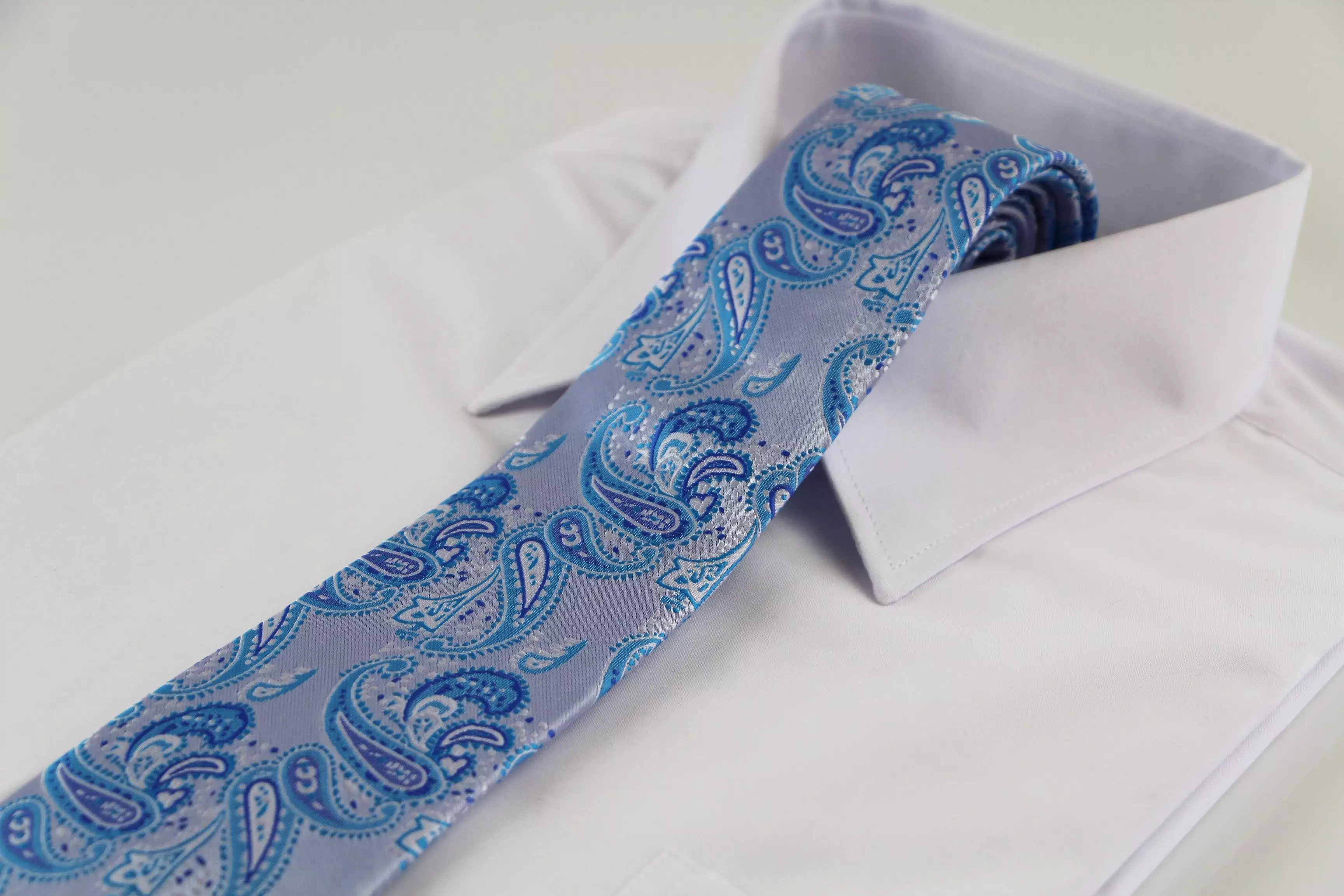 Mens Silver & Light Blue Paisley Patterned 8cm Neck Tie